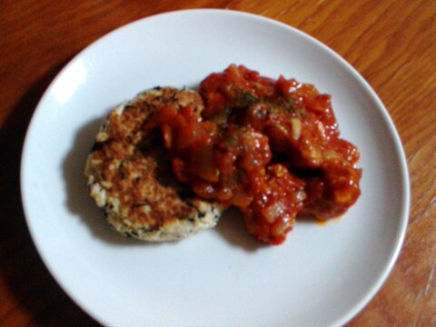 豆腐ハンバーグと鶏のトマト煮込みをワンプレートで！